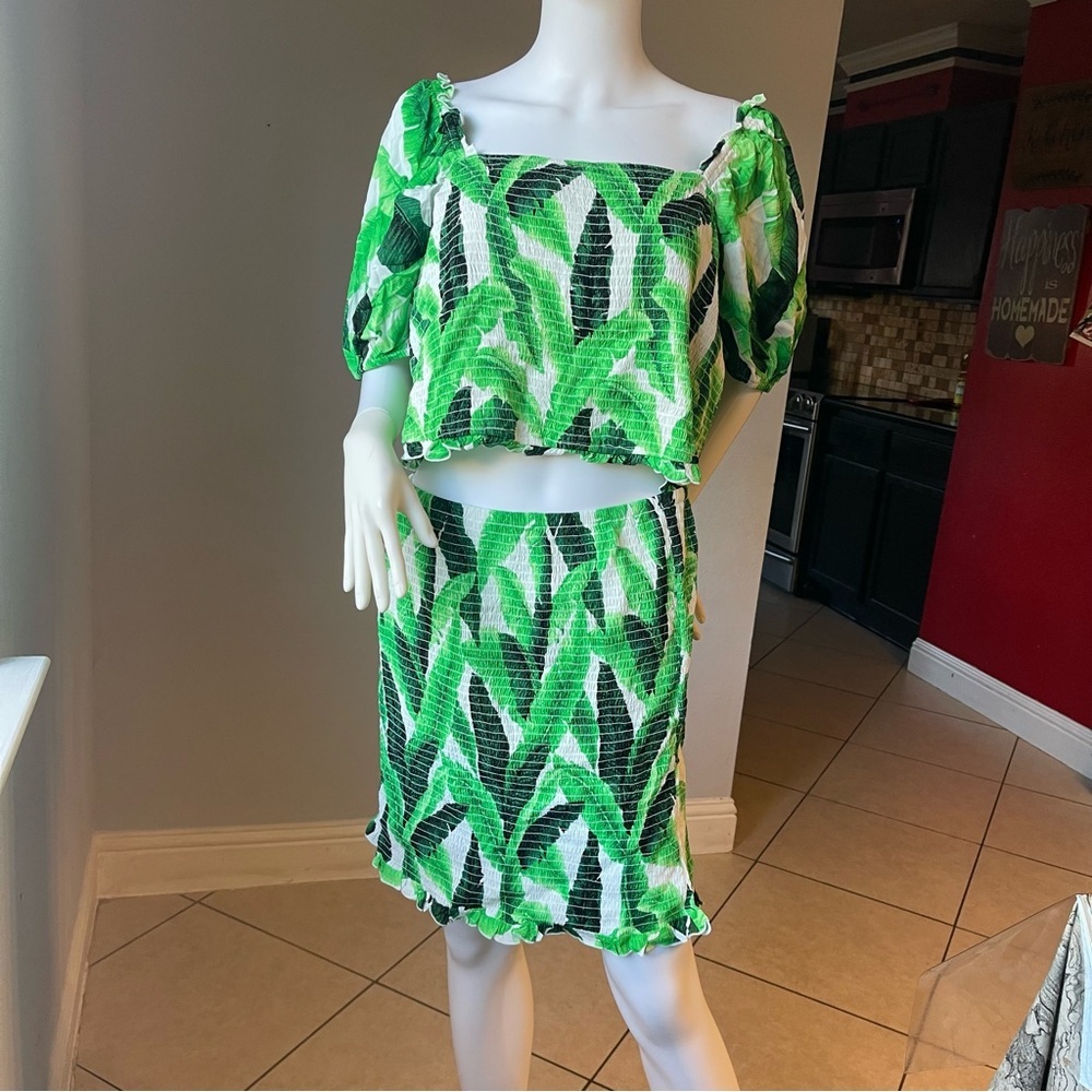 Plus Size Smocked Tropical top and Leaf Skirt setTop is size 2x - Picture 6 of 13
